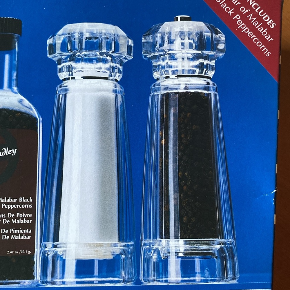 - NIB Mr Dudley Peppermill Salt Shaker Set 🧂✨